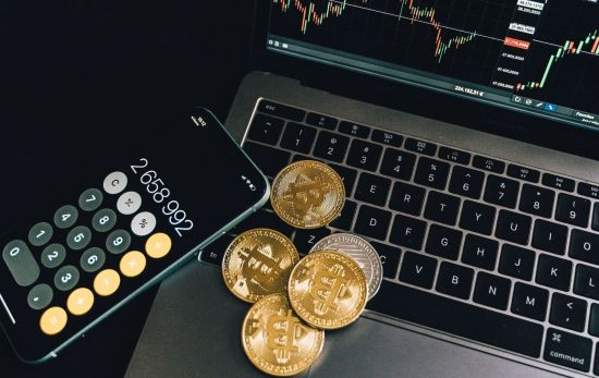 Varias monedas bitcoin junto con una calculadora y un portátil / PEXELS Varias monedas bitcoin junto con una calculadora y un portátil / PEXELS