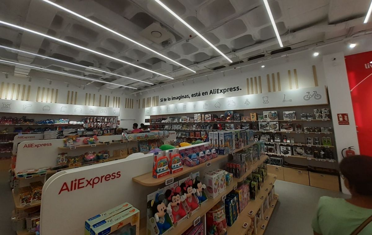 Interior de una tienda de AliExpress / CG