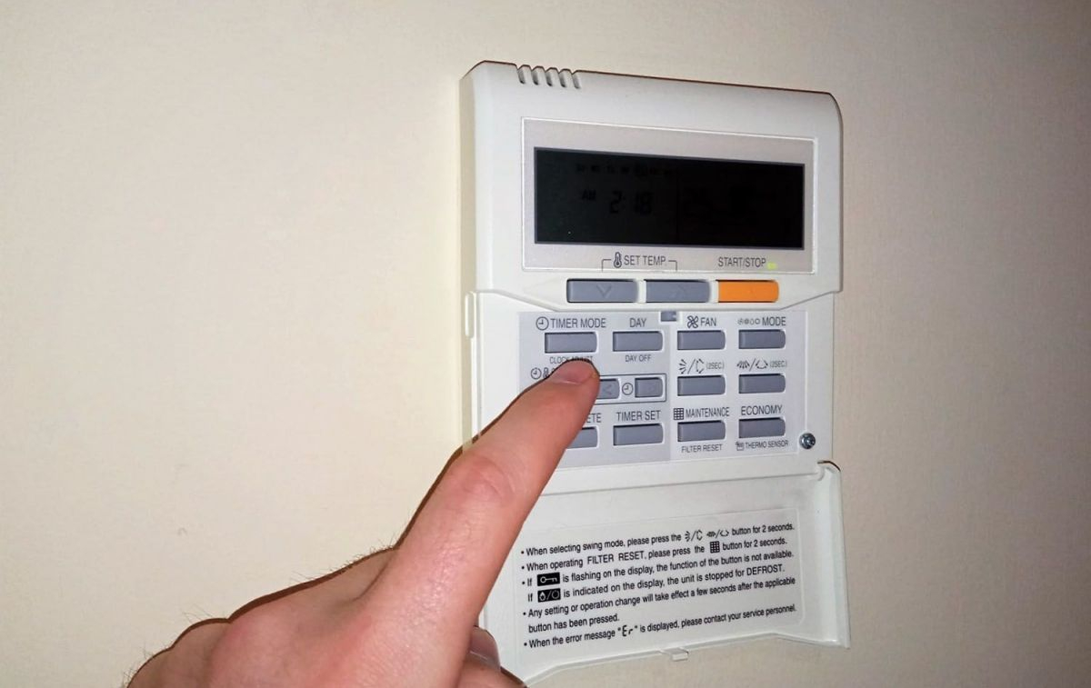 Una persona enciende el aire acondicionado a la hora en la que el precio de la luz marca su mínimo / EP