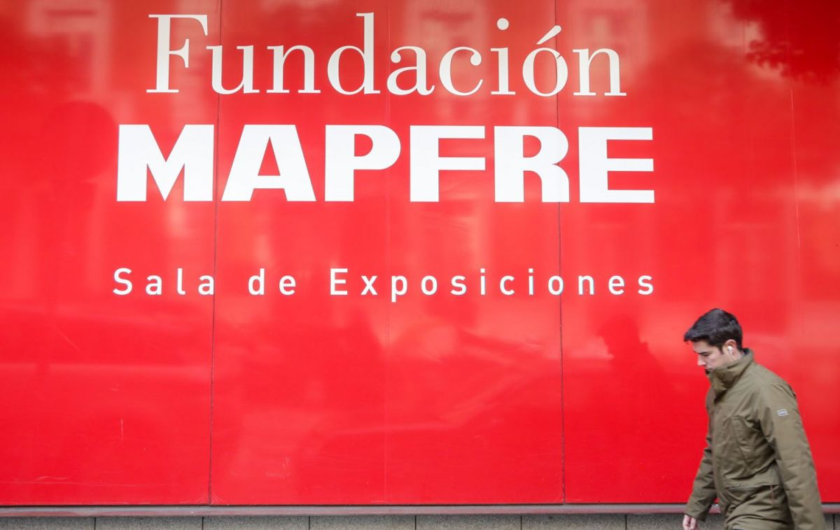 Un hombre pasa junto a la Fundación Mapfre / EP