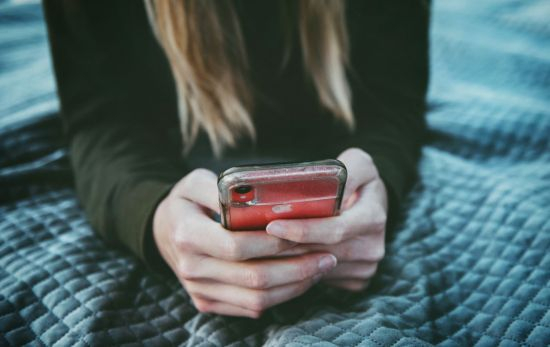 Una persona realiza un pago a través de la app del banco / UNSPLASH Una persona realiza un pago a través de la app del banco / UNSPLASH
