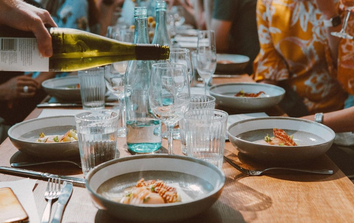 Una persona sirve vino blanco a los comensales de una cena / PIXABAY Una persona sirve vino blanco a los comensales de una cena / PIXABAY