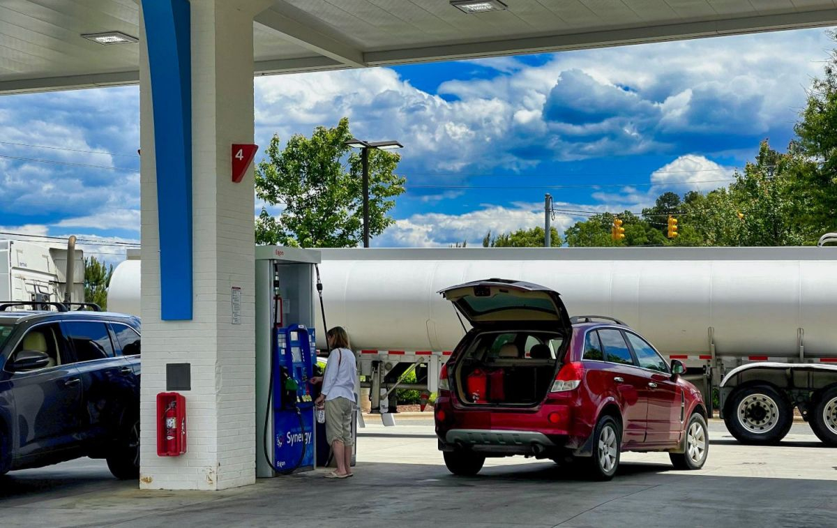 Una persona en una gasolinera con el precio del diésel y la gasolina disparados / UNSPLASH Una persona en una gasolinera con el precio del diésel y la gasolina disparados / UNSPLASH