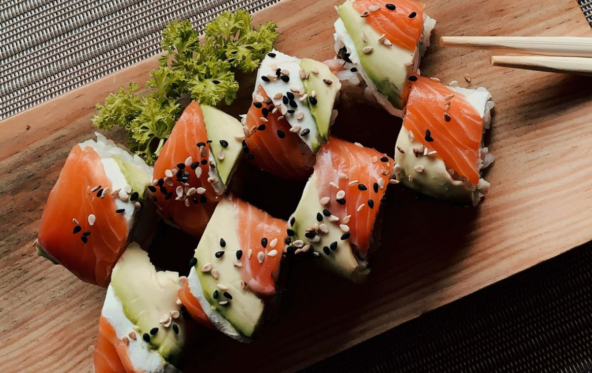 Varias piezas de sushi con salmón / UNSPLASH Varias piezas de sushi con salmón / UNSPLASH
