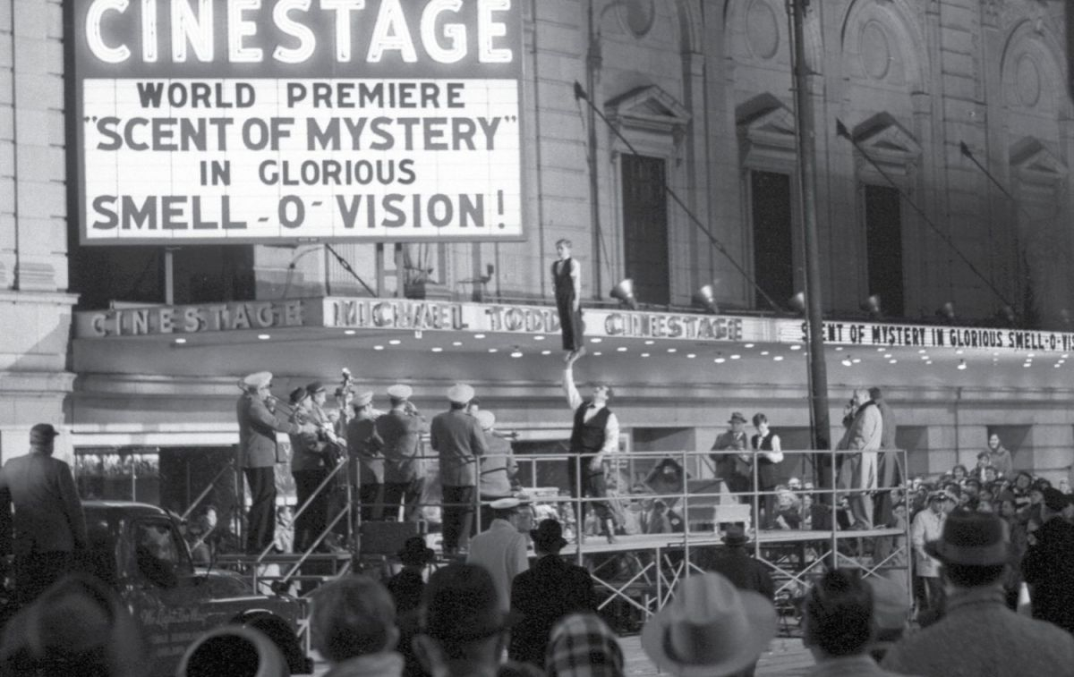  Smell-O-Vision hace su debut en el Cinestage de Chicago el 6 de enero de 1960 / Art Shay