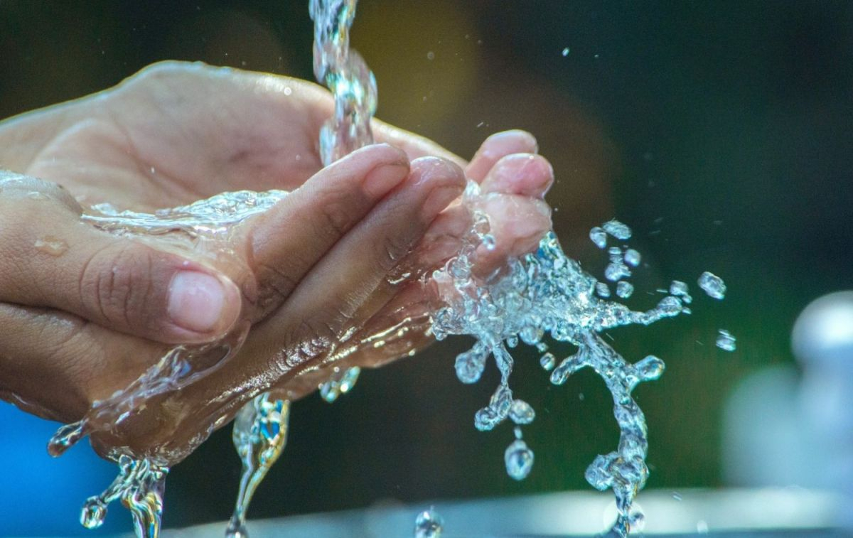 Una persona toma agua de una fuente / PIXABAY