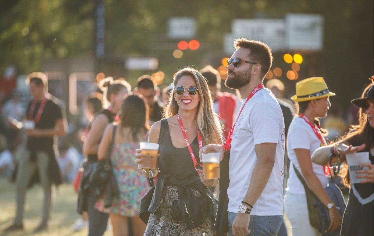Dos asistentes beben cerveza en el festival DCODE de Madrid / DCODE