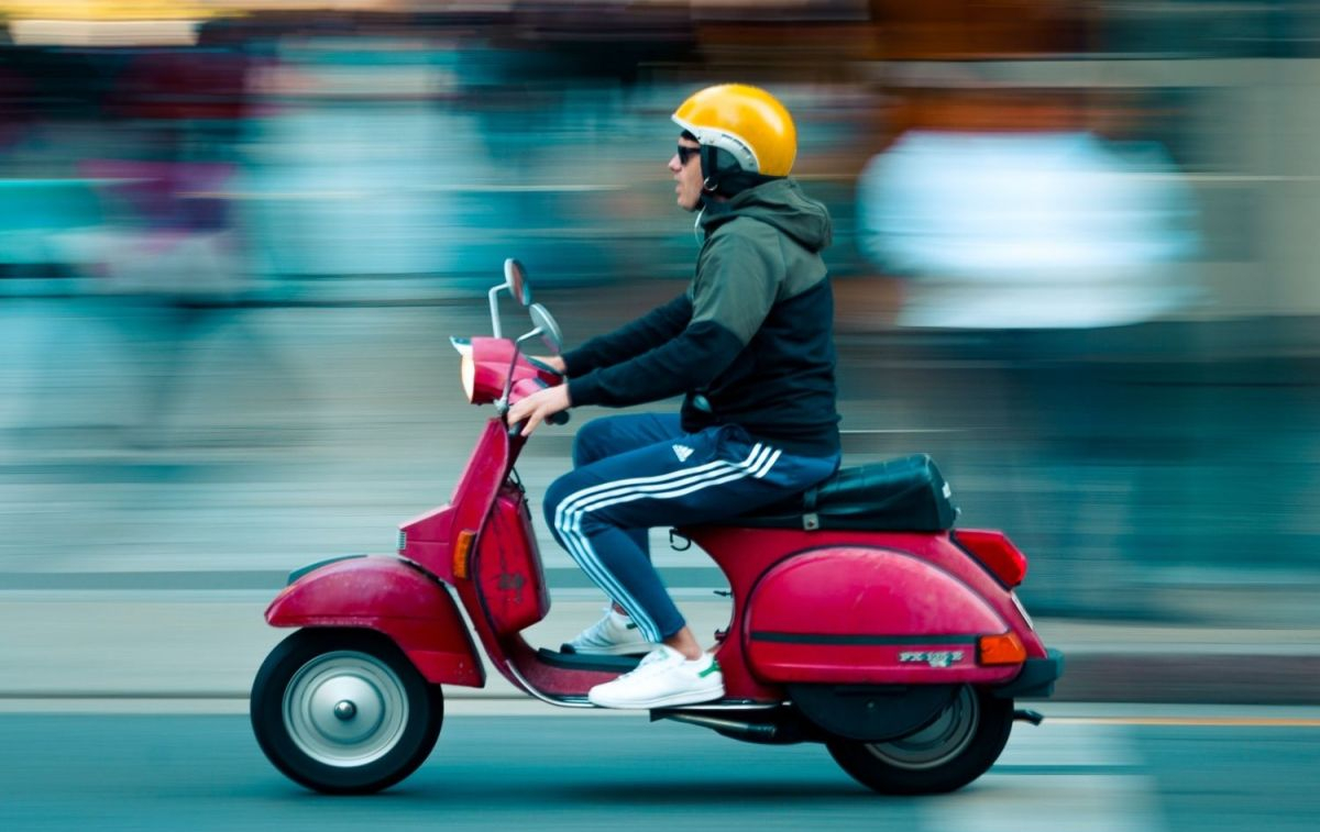 Un hombre en una scooter / PEXELS