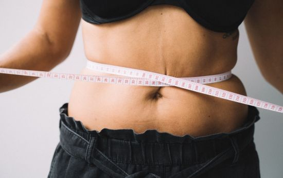 Una mujer se mide el abdomen pues tiene como objetivo adelgazar / PIXABAY Una mujer se mide el abdomen pues tiene como objetivo adelgazar / PIXABAY