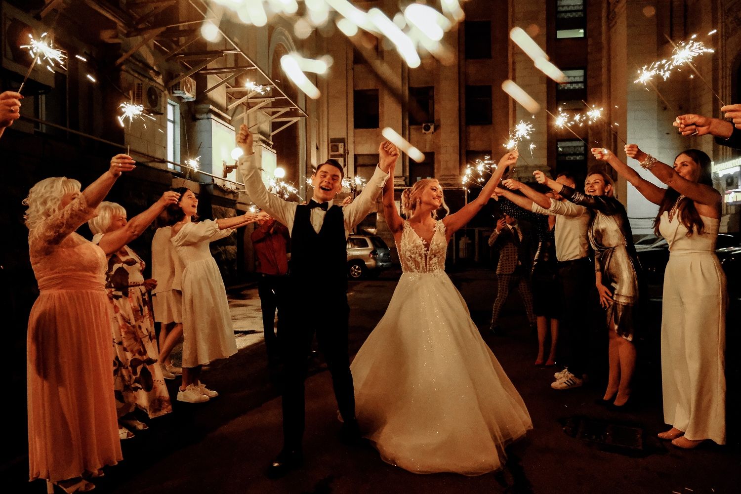 Una boda con muchos invitados celebrando por todo lo alto / PEXELS