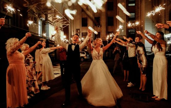 Una boda con muchos invitados celebrando por todo lo alto / PEXELS Una boda con muchos invitados celebrando por todo lo alto / PEXELS