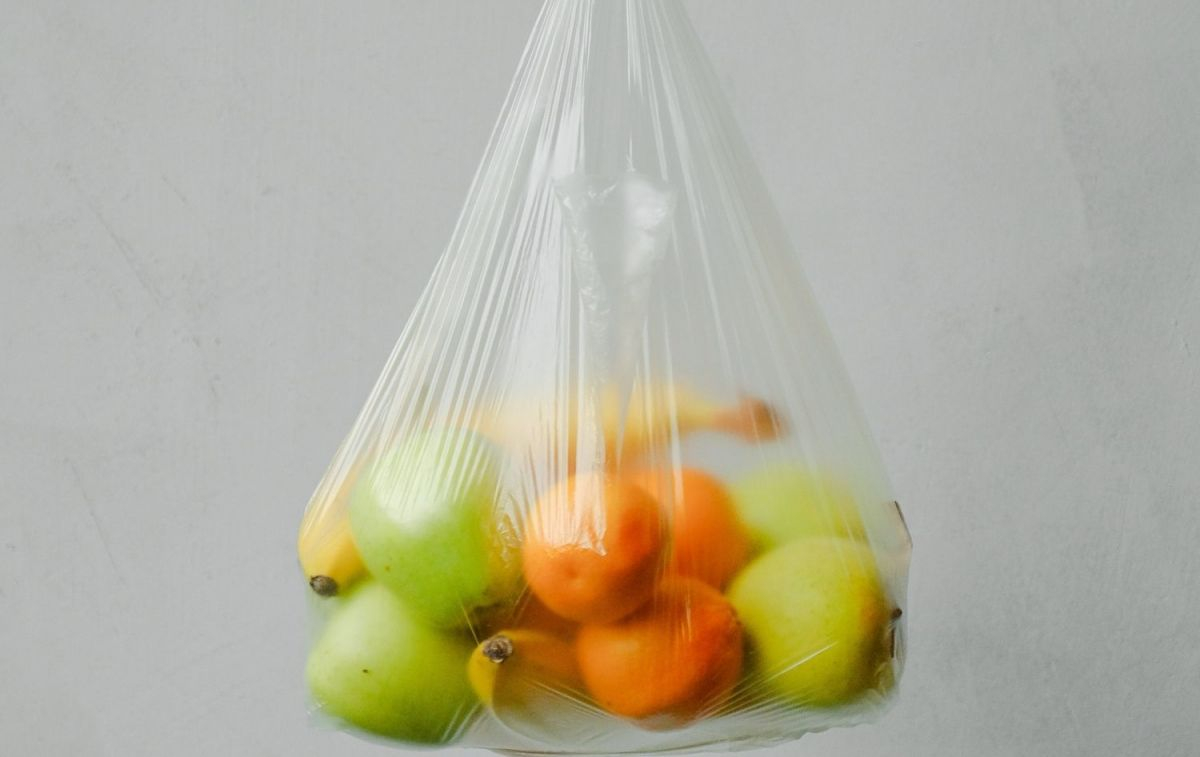 Una bolsa de plástico llena de alimentos y frutas / PEXELS