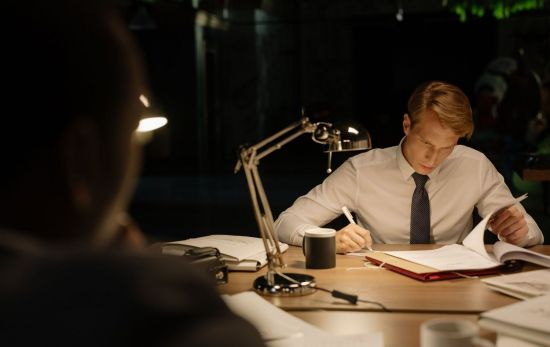 Un detective toma notas y prepara un seguimiento para pillar una infidelidad / PEXELS Un detective toma notas y prepara un seguimiento para pillar una infidelidad / PEXELS