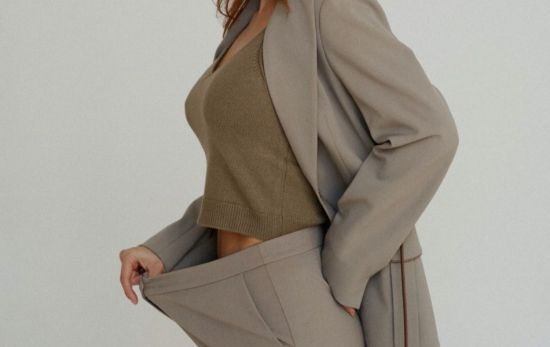 Una mujer con problemas en las tallas, que le vienen grandes / PEXELS