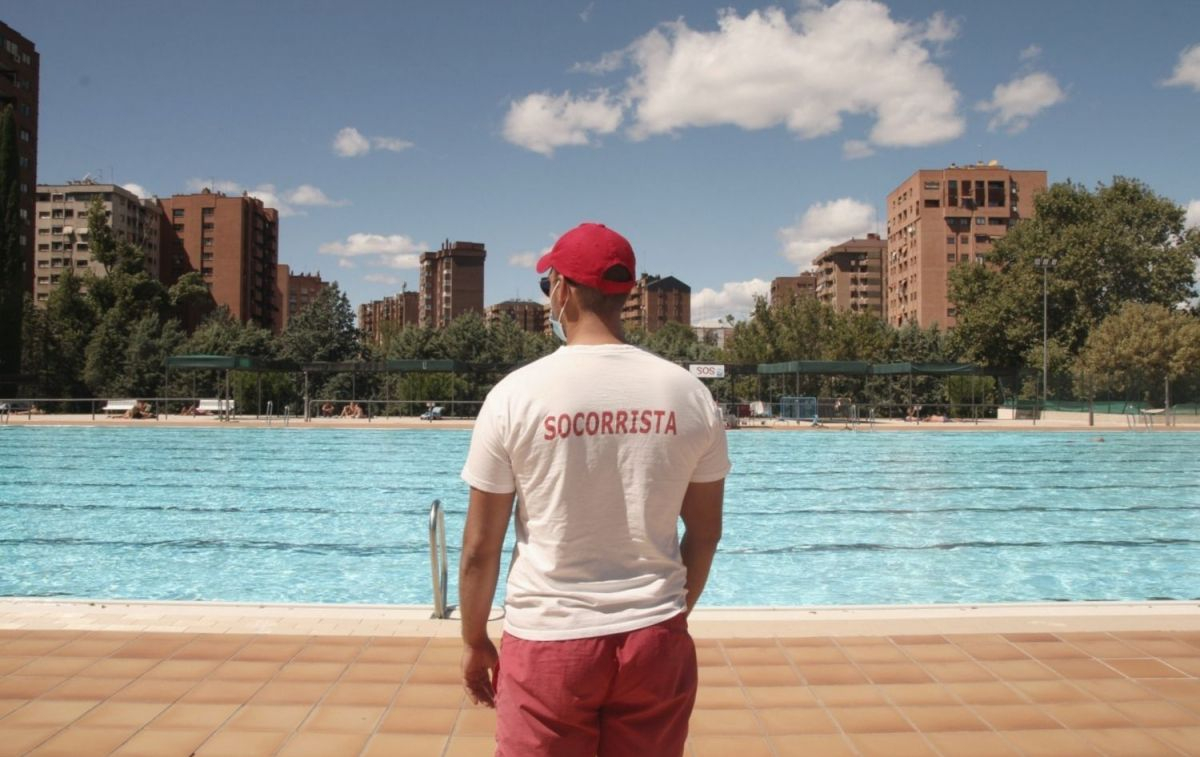 Un socorrista vigila en la piscina del Polideportivo Vicente del Bosque / EP