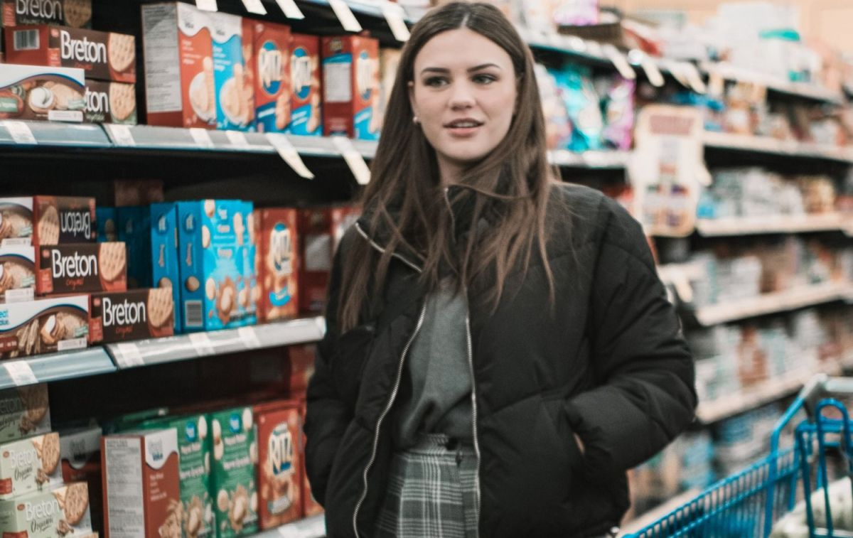 Una joven en un supermercado / UNSPLASH