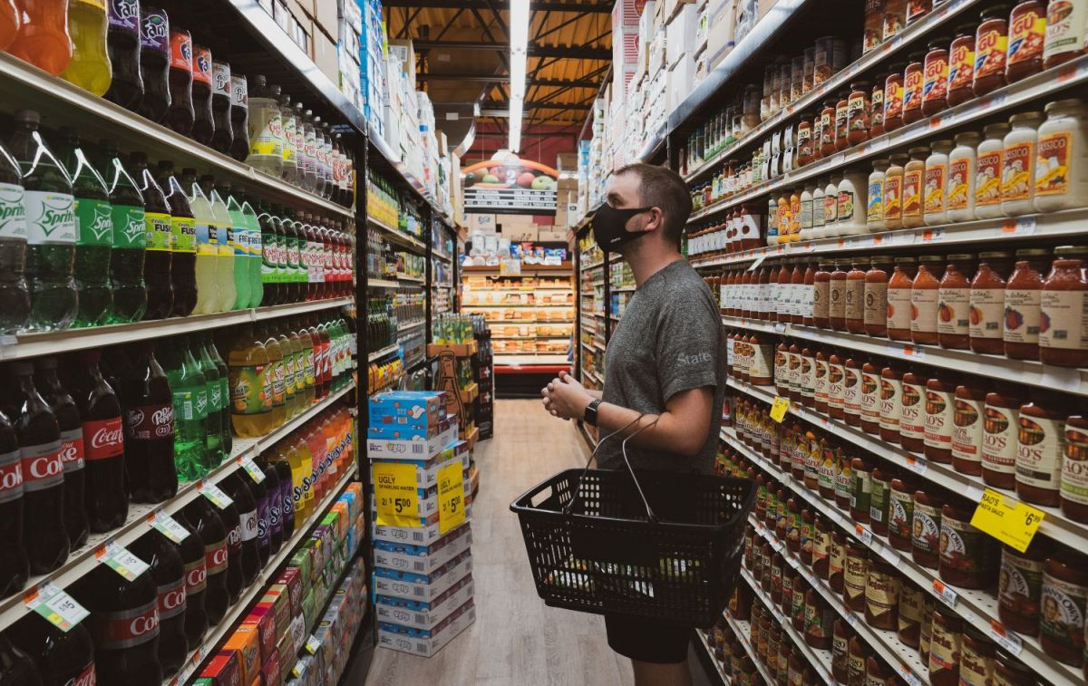 Una persona busca promociones en el supermercado / UNSPLASH
