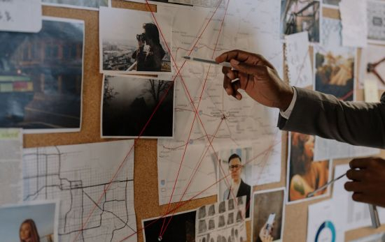 Un corcho con información sobre la investigación de un detective / PEXELS Un corcho con información sobre la investigación de un detective / PEXELS