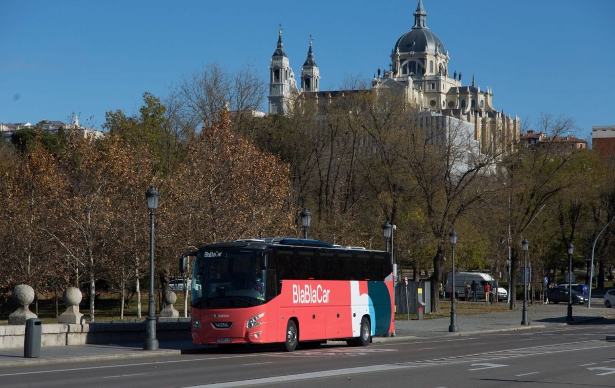 Un autobús de BlaBlaCar circula en Madrid / BLABLACAR