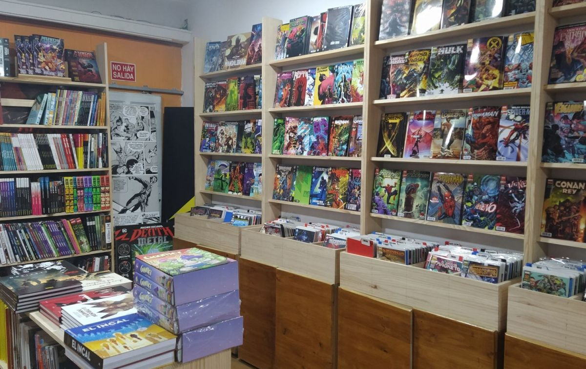 Cómics de superhéroes en la tienda Viñetas de Madrid / CG