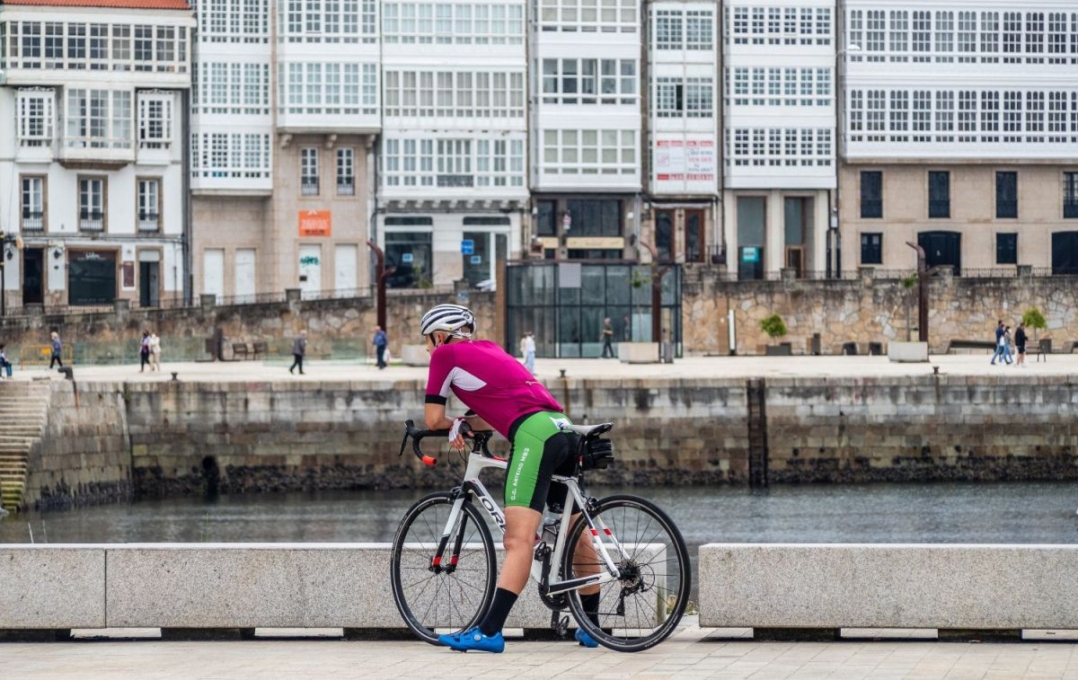 Un ciclista en A Coruña / UNSPLASH