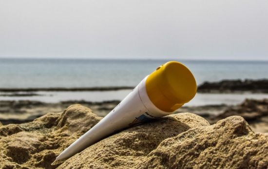 Un protector solar sobre la arena de una playa / PIXABAY Un protector solar sobre la arena de una playa / PIXABAY
