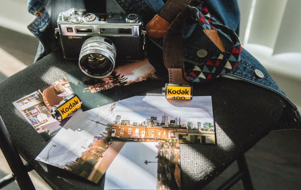 Una cámara, varios carretes Kodak y fotografías / PEXELS