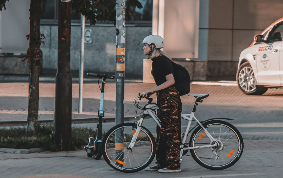 Una mujer con su bicicleta / PEXELS