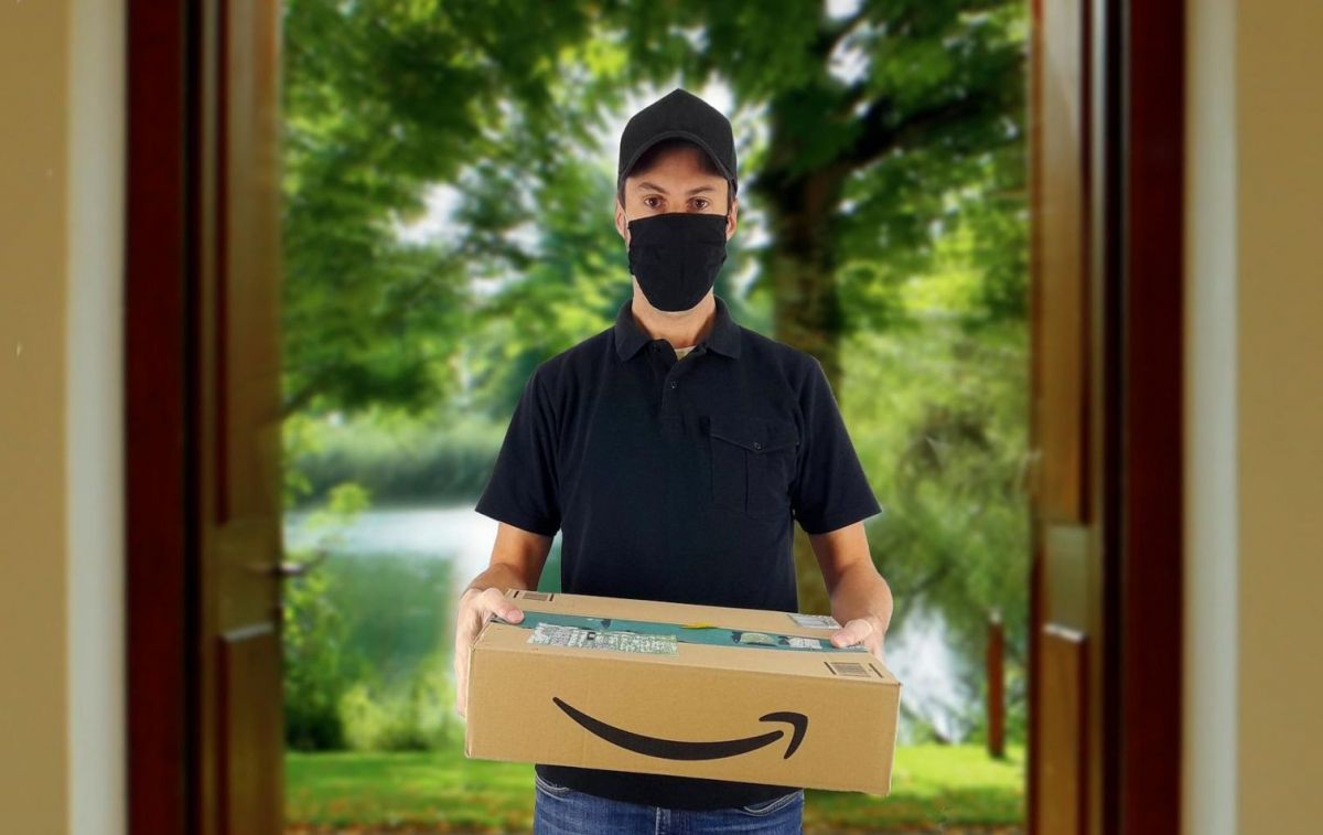 Un hombre realiza una entrega de una compra online en Amazon / PIXABAY