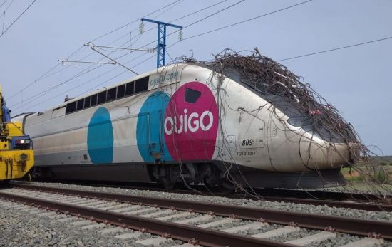 Un tren de Ouigo afectado por el desprendimiento de una catenaria / EUROPA PRESS