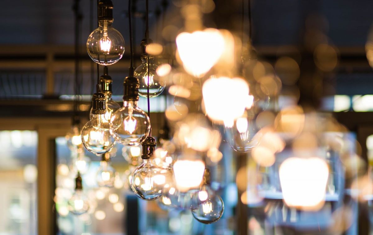 Un restaurante con todas las bombillas encendidas pese al alto precio de la luz / PEXELS