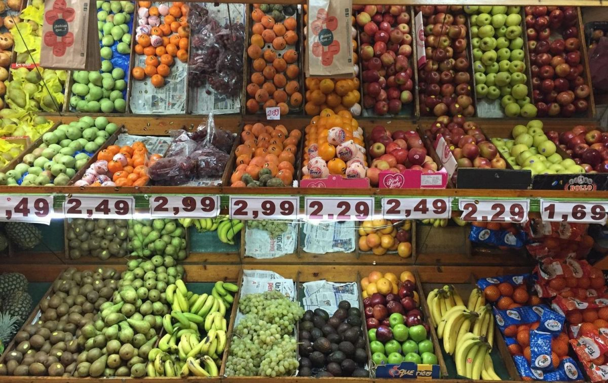 Un puesto con varias frutas y sus correspondientes precios / PIXABAY