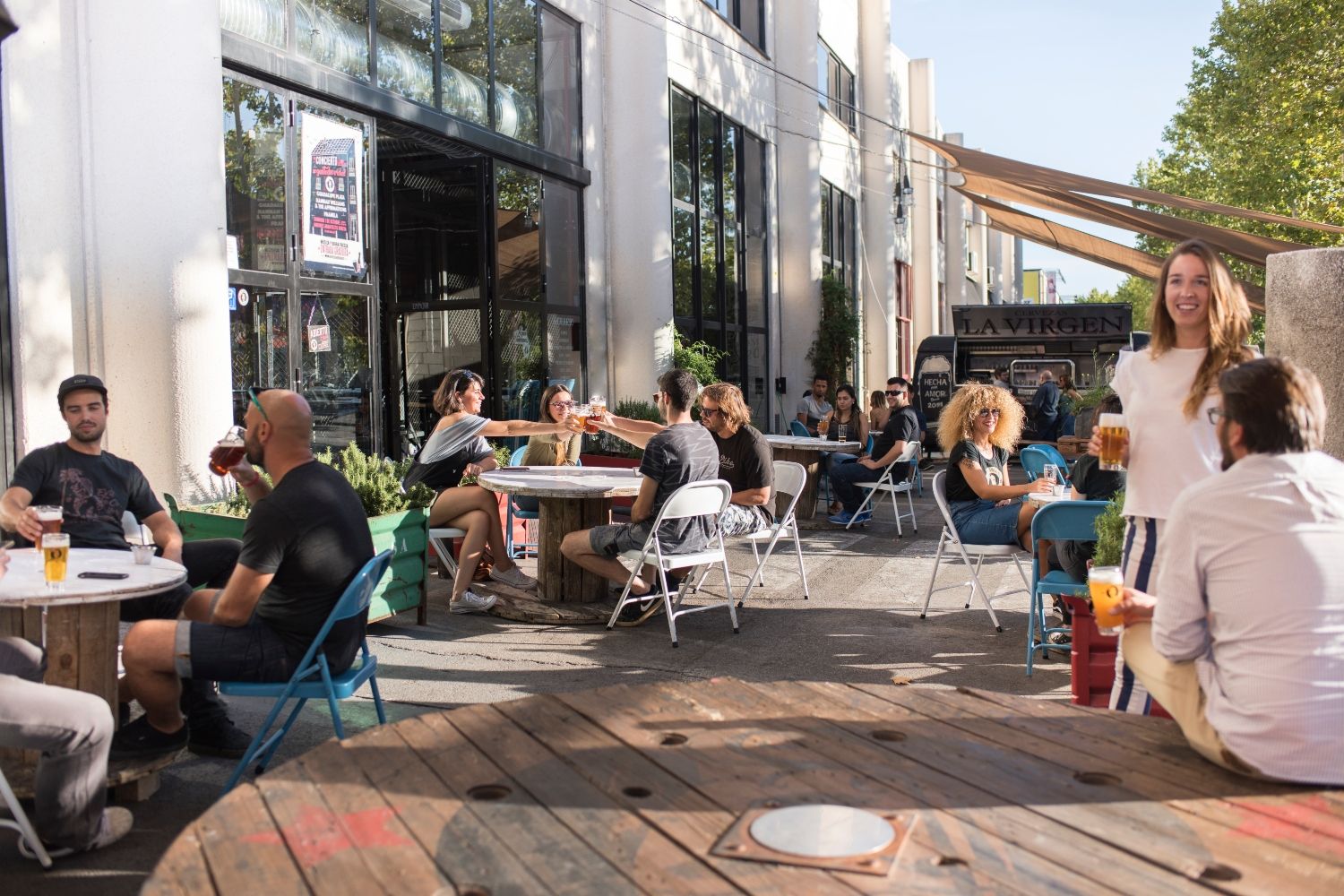 Varios clientes toman cerveza local en una terraza / CG