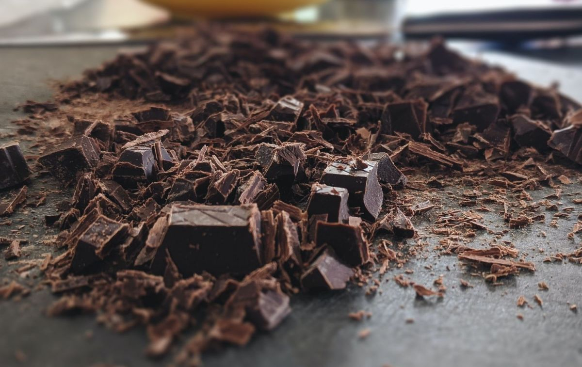Trozos de chocolate en una fábrica / UNSPLASG