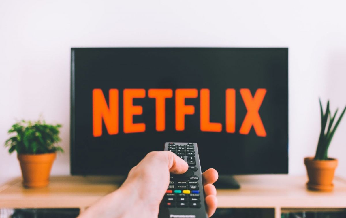 Un suscriptor enciende el televisor para ver alguna serie en Netflix / PEXELS