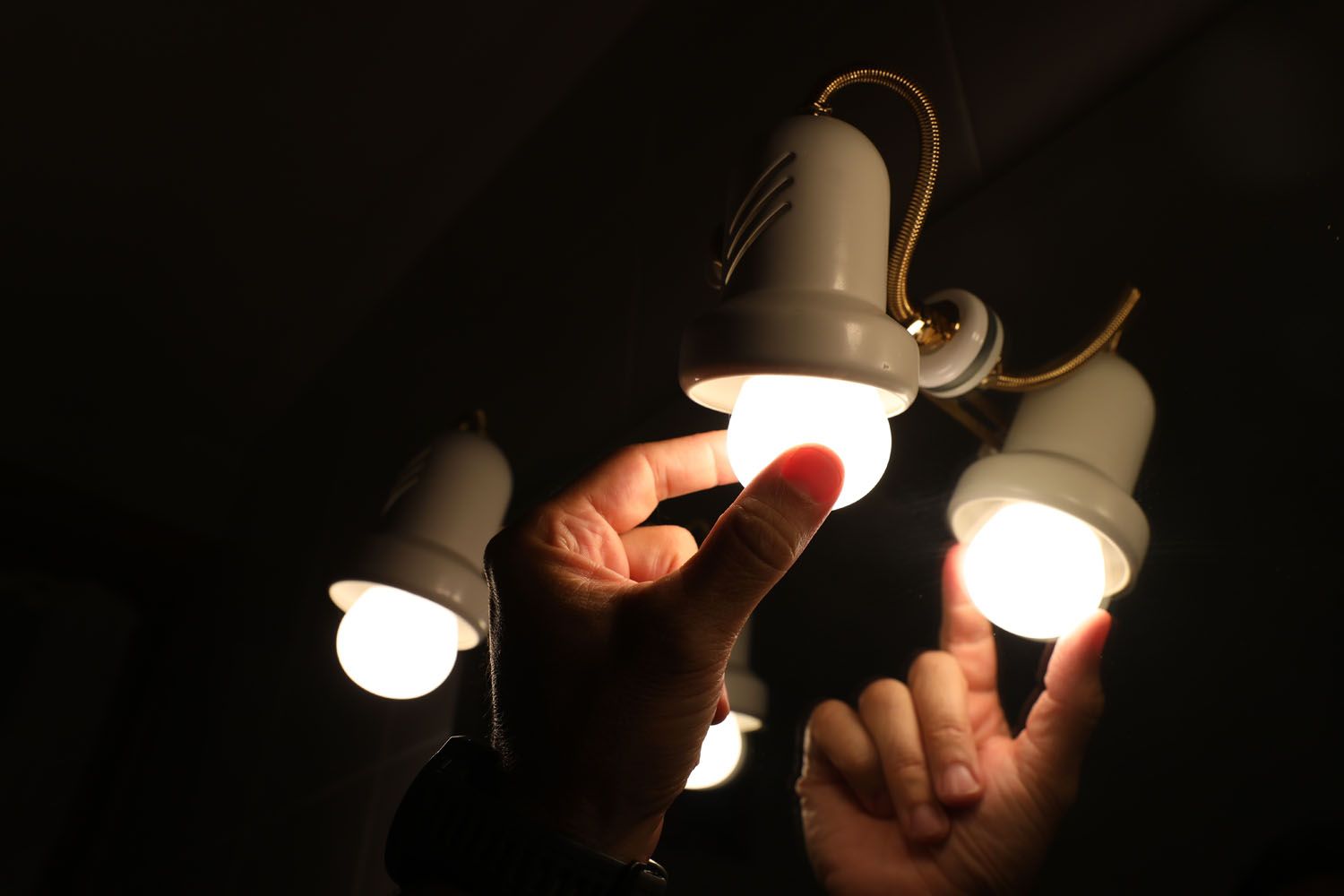 Varias personas cambian las bombillas para no notar tanto el alto precio de la luz EP