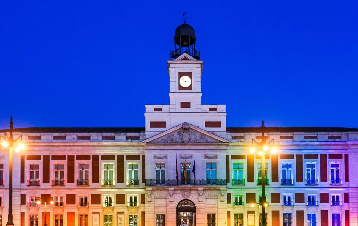 La Comunidad de Madrid ilumina la Real Casa de Correos con la bandera arcoíris por el Día Internacional del Orgullo LGTBI+ / EP