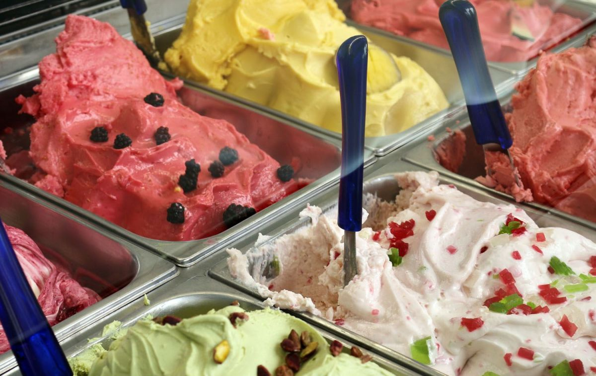 Tarrinas de helado en una heladería / PEXELS