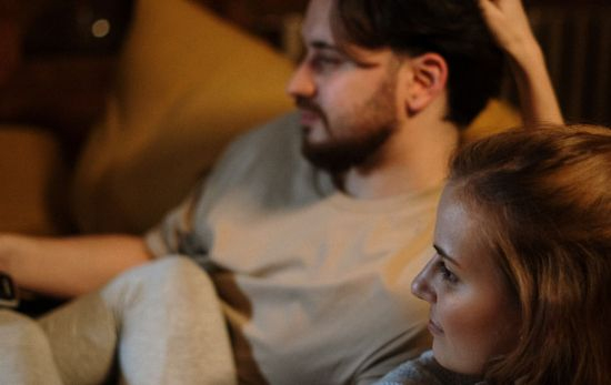 Una pareja que convive en el sofá / PEXELS Una pareja que convive en el sofá / PEXELS