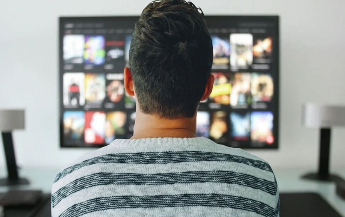 Un hombre cotillea las docuseries de una plataforma de streaming, como Netflix o HBO Max / PIXABAY