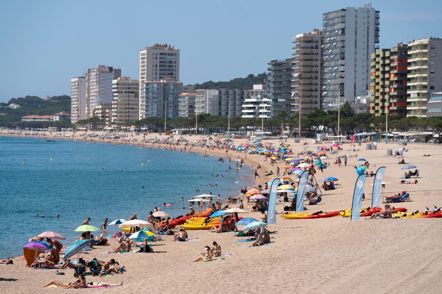 Una playa llena de gente en plena ola de calor / EP