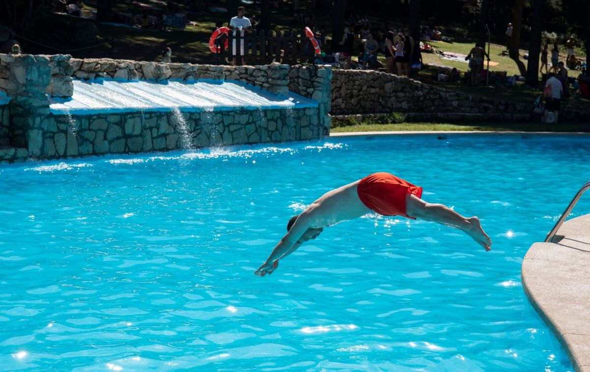 Un hombre se tira de cabeza en una de las piscinas de Las Berceas, Cercedilla / EP