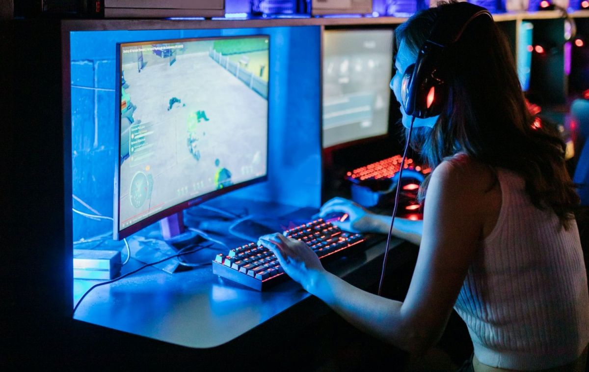 Una mujer juega a un videojuego / PEXELS Una mujer juega a un videojuego / PEXELS
