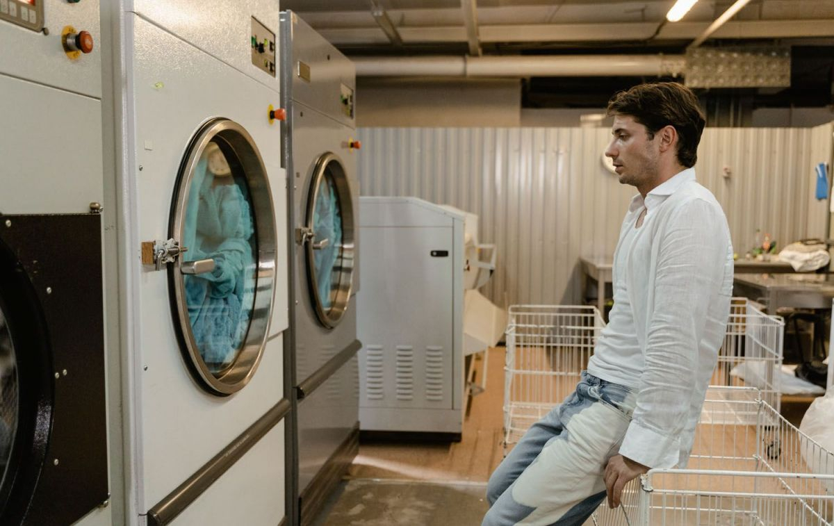 Un hombre en una lavandería / PEXELS