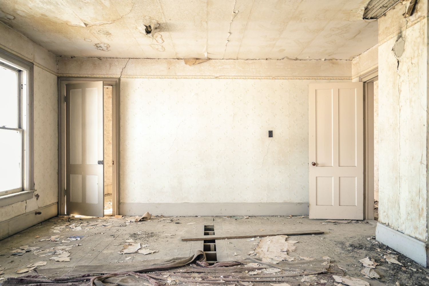 El salón de una casa que necesita una reforma integral / UNSPLASH