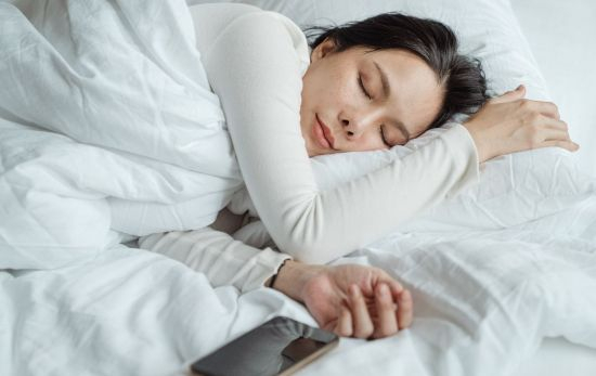 Una mujer descansa mejor gracias a los efectos aromáticos del laurel en su hogar/ PEXELS Una mujer descansa mejor gracias a los efectos aromáticos del laurel en su hogar/ PEXELS