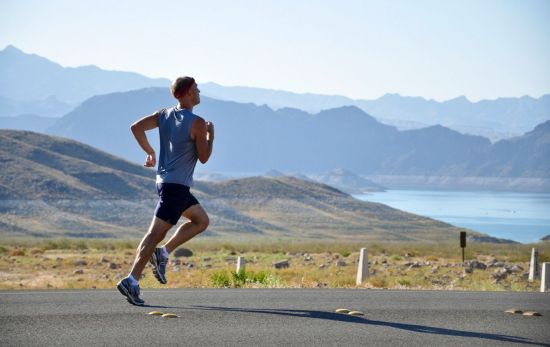 Un hombre hace deporte al aire libre a primera hora de la mañana / PEXELS Un hombre hace deporte al aire libre a primera hora de la mañana / PEXELS