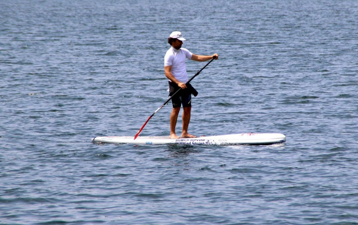 Un hombre practica paddle surf / PIXABAY