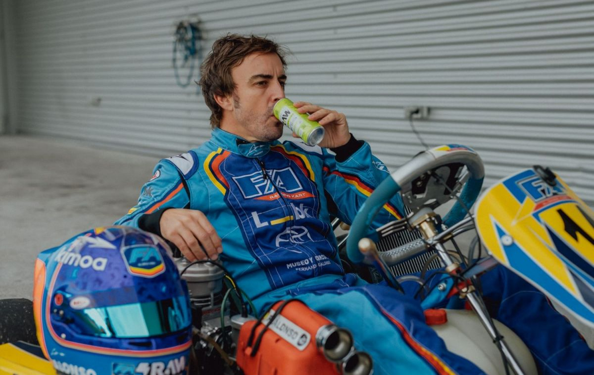 Fernando Alonso prueba su bebida isotónica / RAW