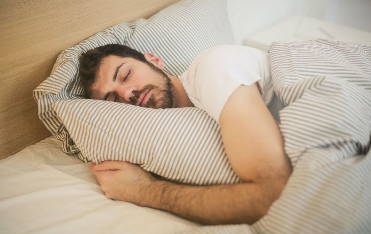 Un hombre duerme en una cama / PEXELS Un hombre duerme en una cama / PEXELS